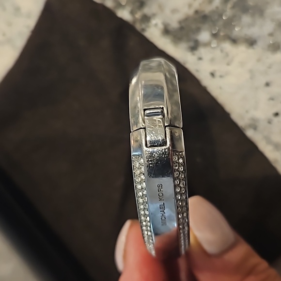 Michael Kors hinge/clasp silver/crystal bracelet - Picture 6 of 7